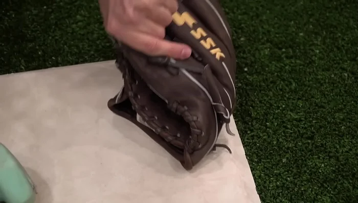 Hit the palm area focusing on the pocket area. Aim for consistent hitting around your pocket area to form a natural shape.