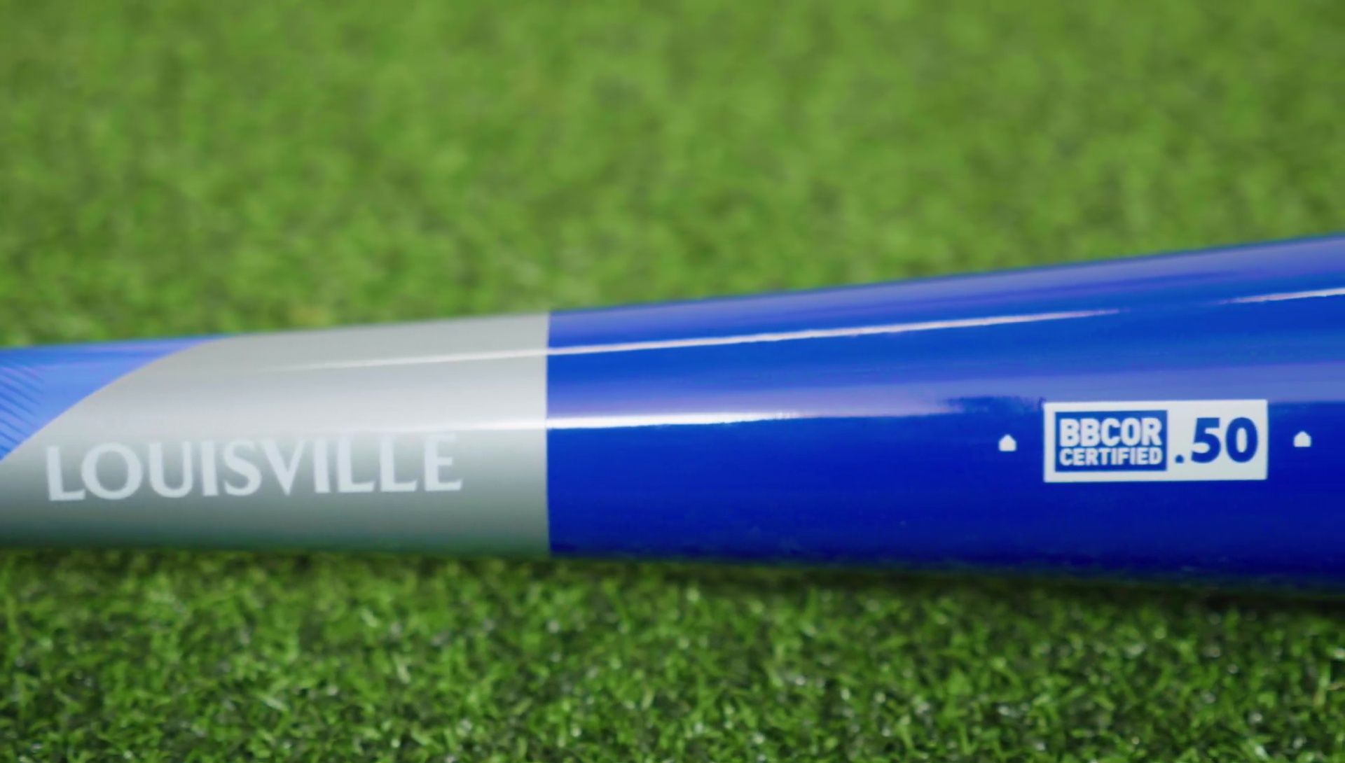 Image highlighting the balanced swing weight and one-piece design.