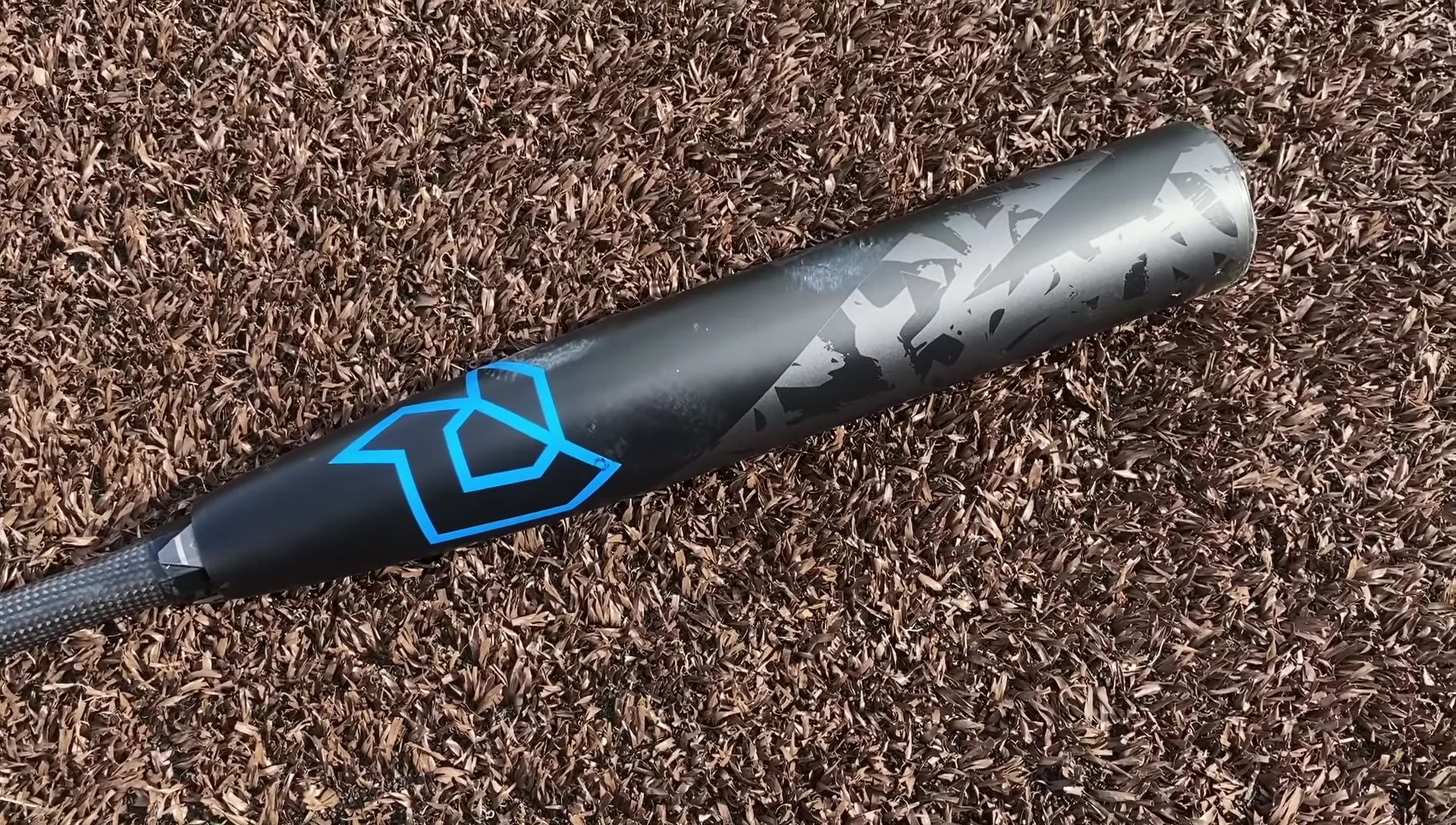The reviewer explaining the difference between USSSA composite bats