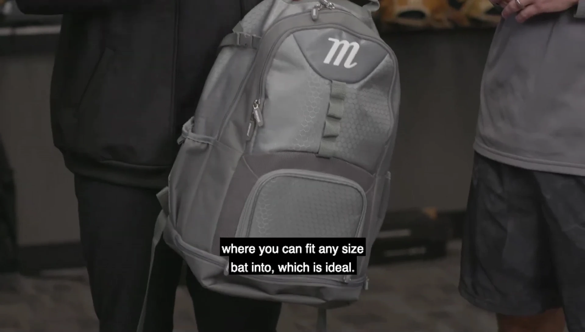 Showcase of the bat compartment size and capacity