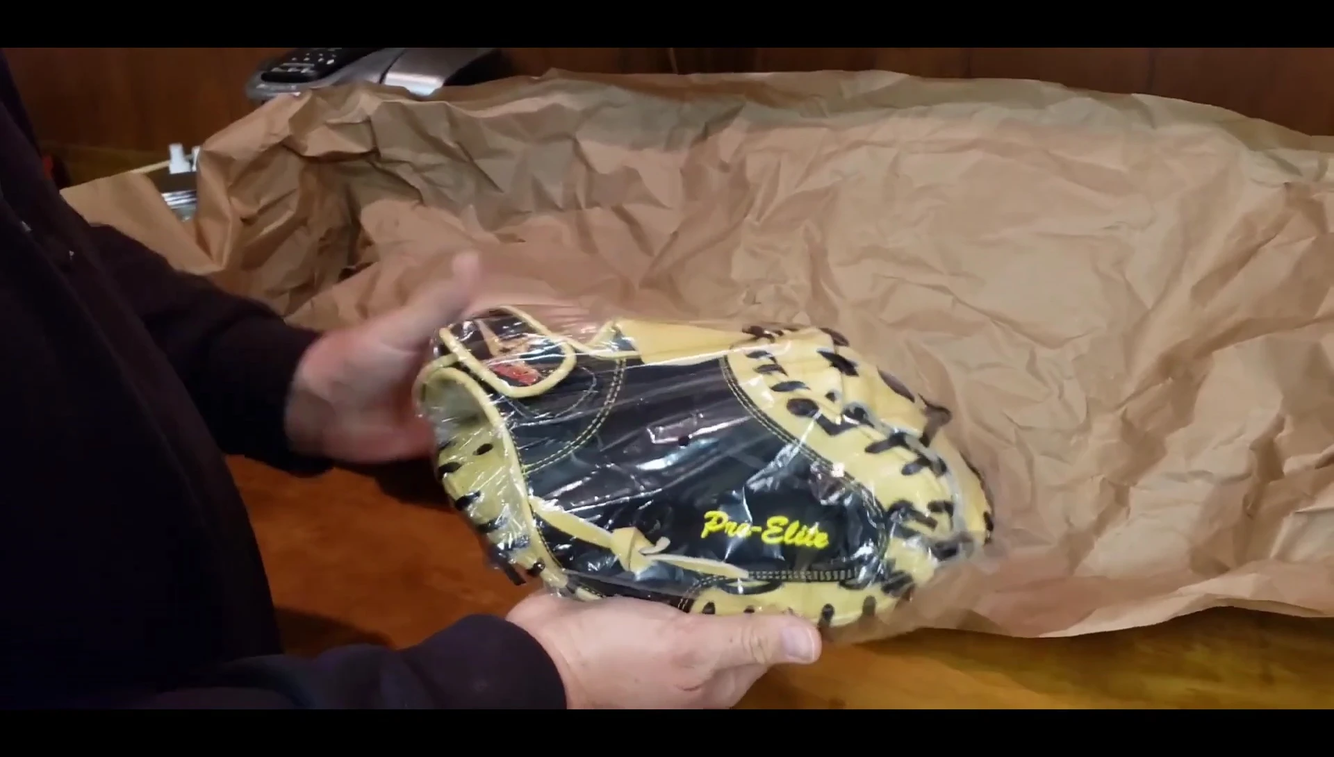 Image highlighting the leather material of the All-Star Pro Elite glove