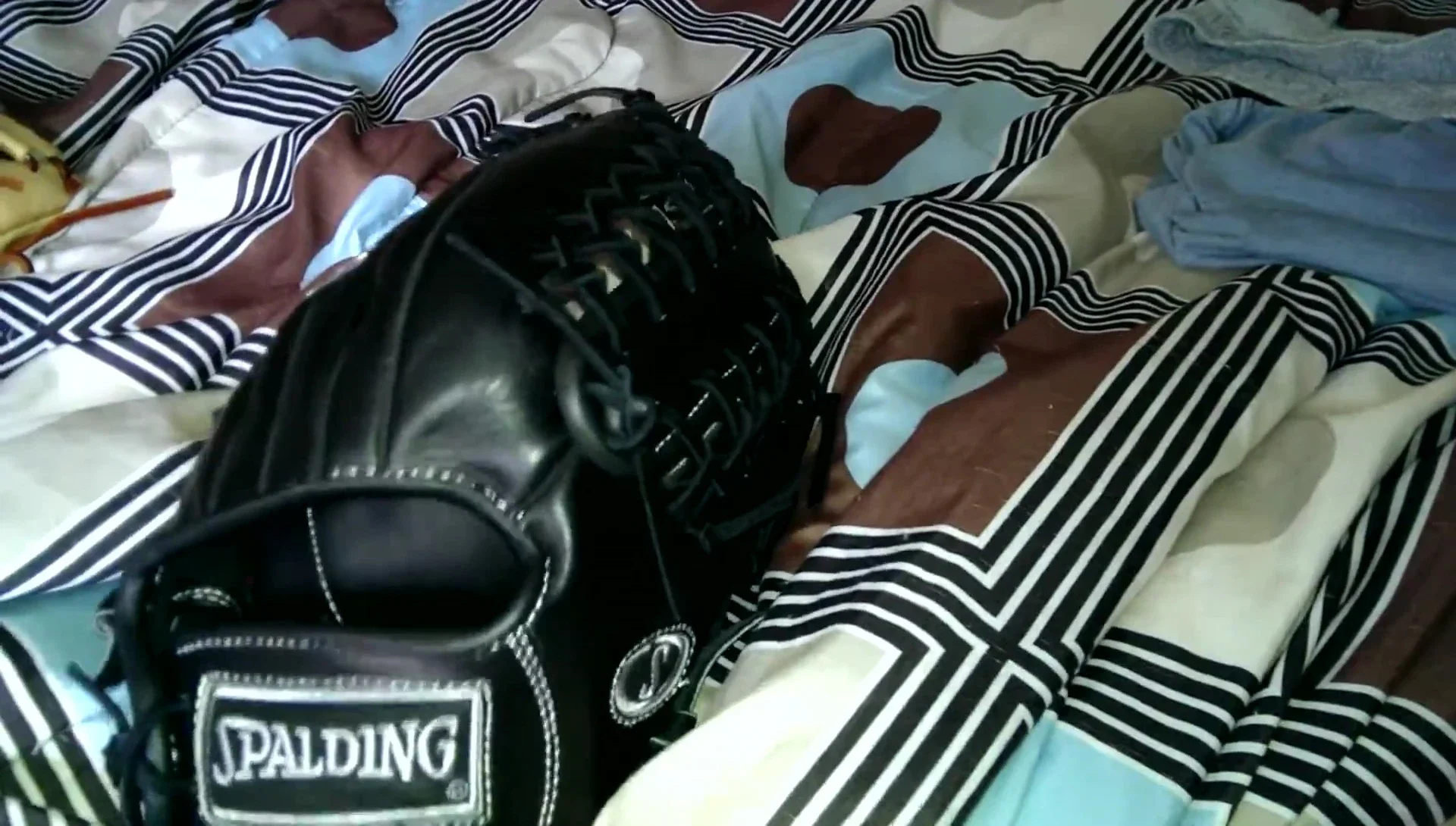 The reviewer trying to flex the glove