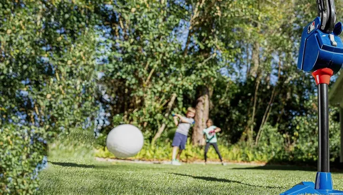 Review of Franklin Sports Baseball Pitching Machine - Simple, compact, and portable machine ideal for young players. Adjustable pitching angle and includes six durable plastic baseballs.