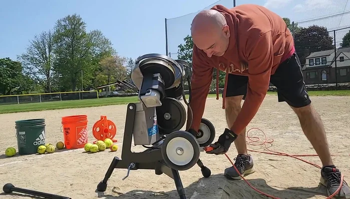 Set the speed of the pitching wheels (recommended: same speed for a regular fastball, between 4 and 7).