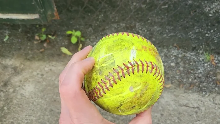 Set the speed of the pitching wheels (recommended: same speed for a regular fastball, between 4 and 7).