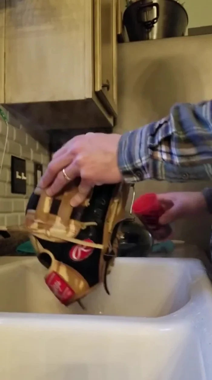 To stretch the laces, wet them and stretch them between your fingers or use the whole glove.