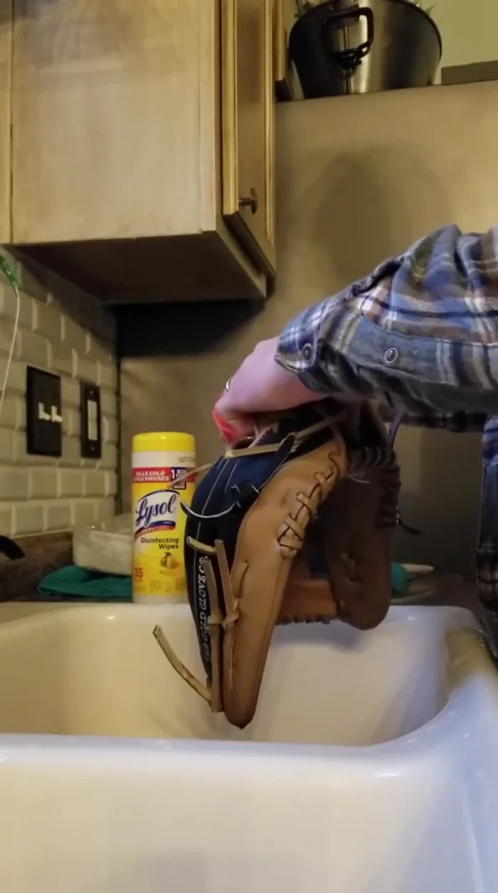 To stretch the laces, wet them and stretch them between your fingers or use the whole glove.