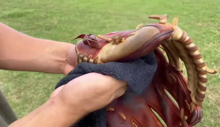 Remove excess conditioner. Use a towel to remove any excess conditioner, ensuring even distribution across the glove.