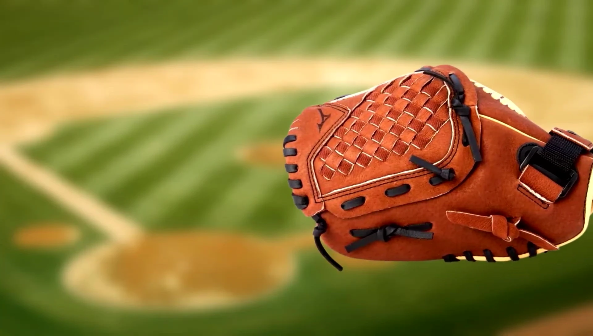 Highlighting the glove's Power Close technology.