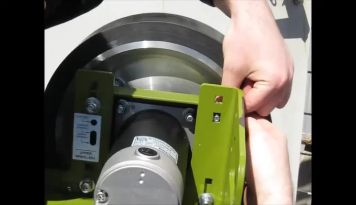 Before tightening, hold the motor up so it rests at the top of the bottom slots (not the top slot).