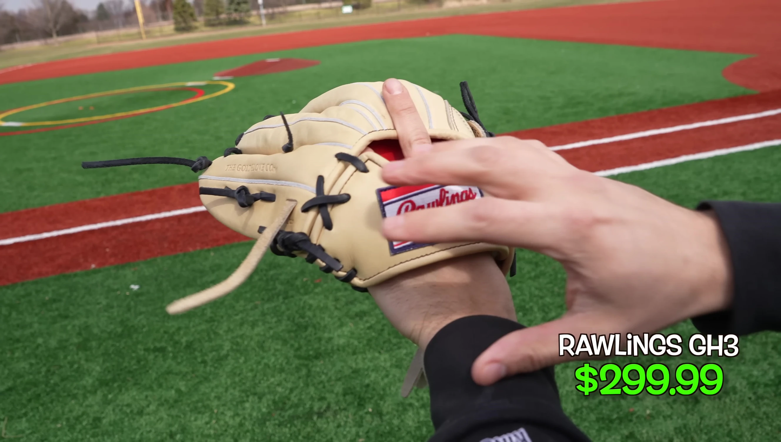 Comparison of the wrist style and back shape of the Japanese and American gloves.