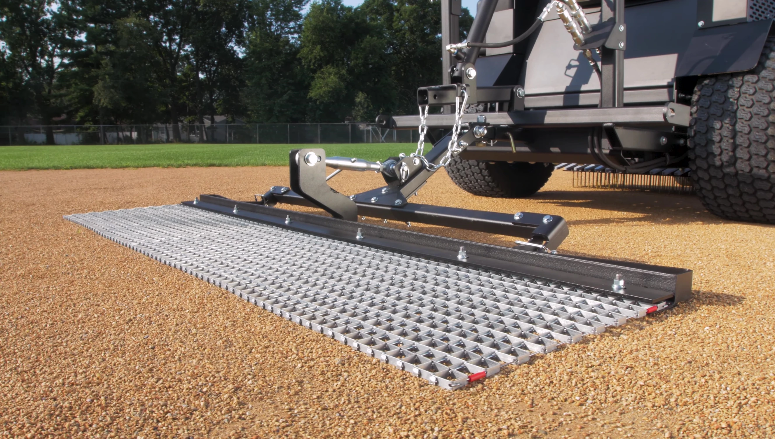 Demonstration of the leveling bar's adjustability.