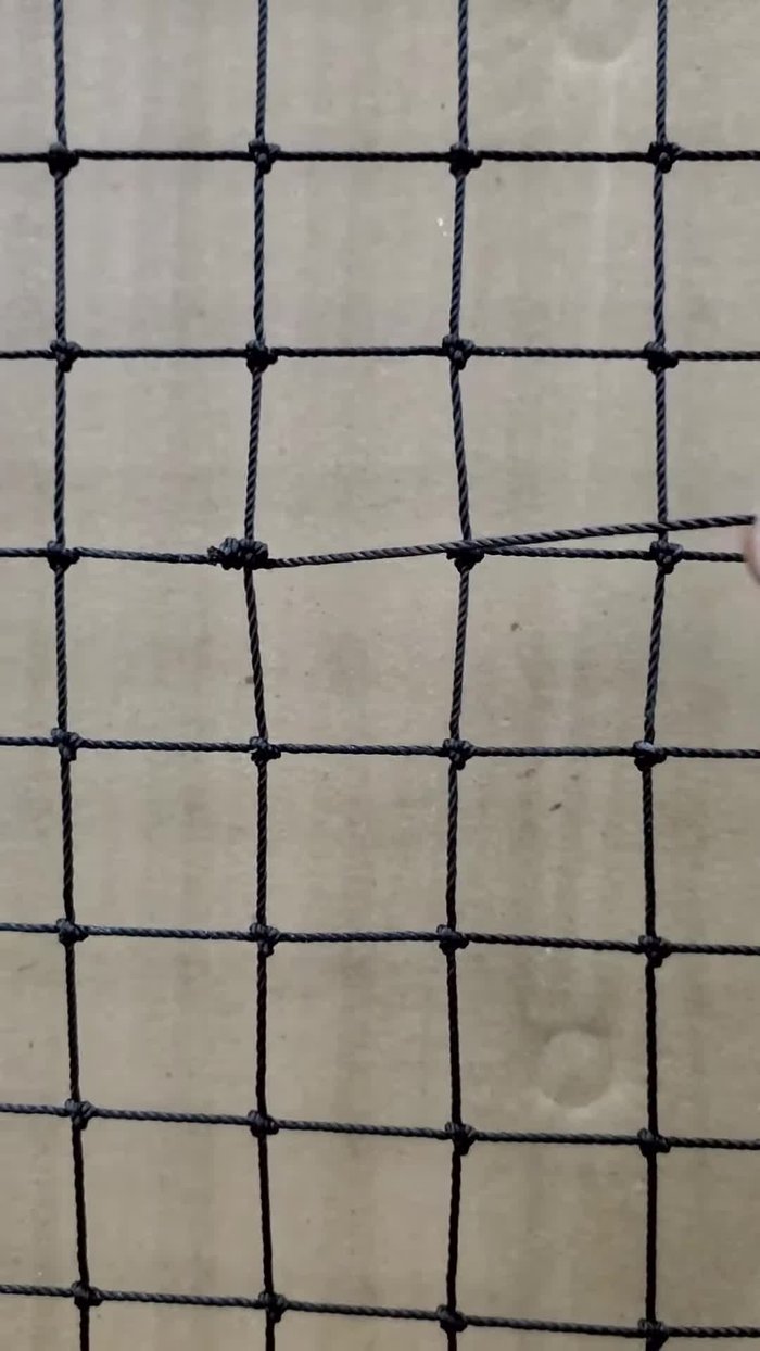 Clamp the string tightly on the outside of each side of the damaged area.