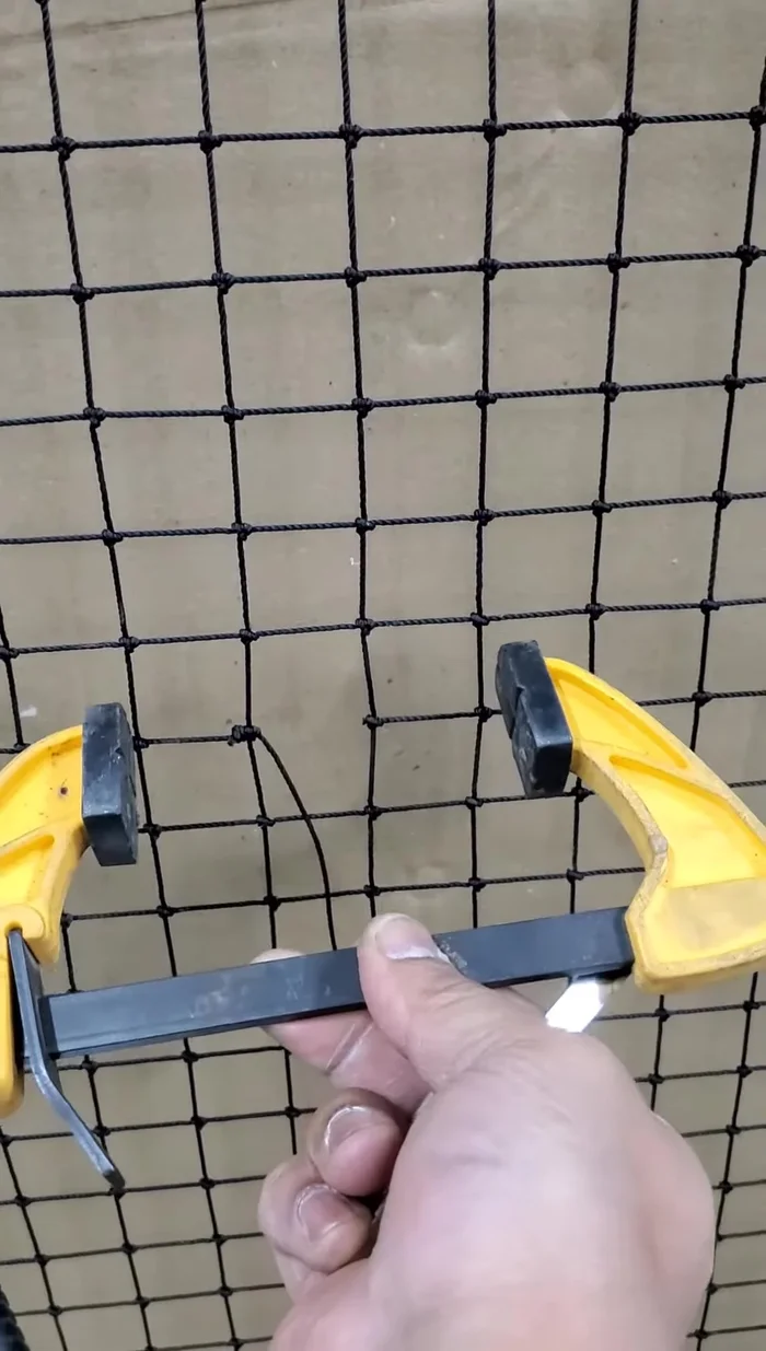 Clamp the string tightly on the outside of each side of the damaged area.