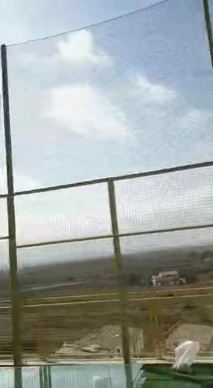 For the 10-meter and 20-meter sections (long parts of the paddle), start fixing from the corner and work your way along. Use multiple fixing points to ensure stability.