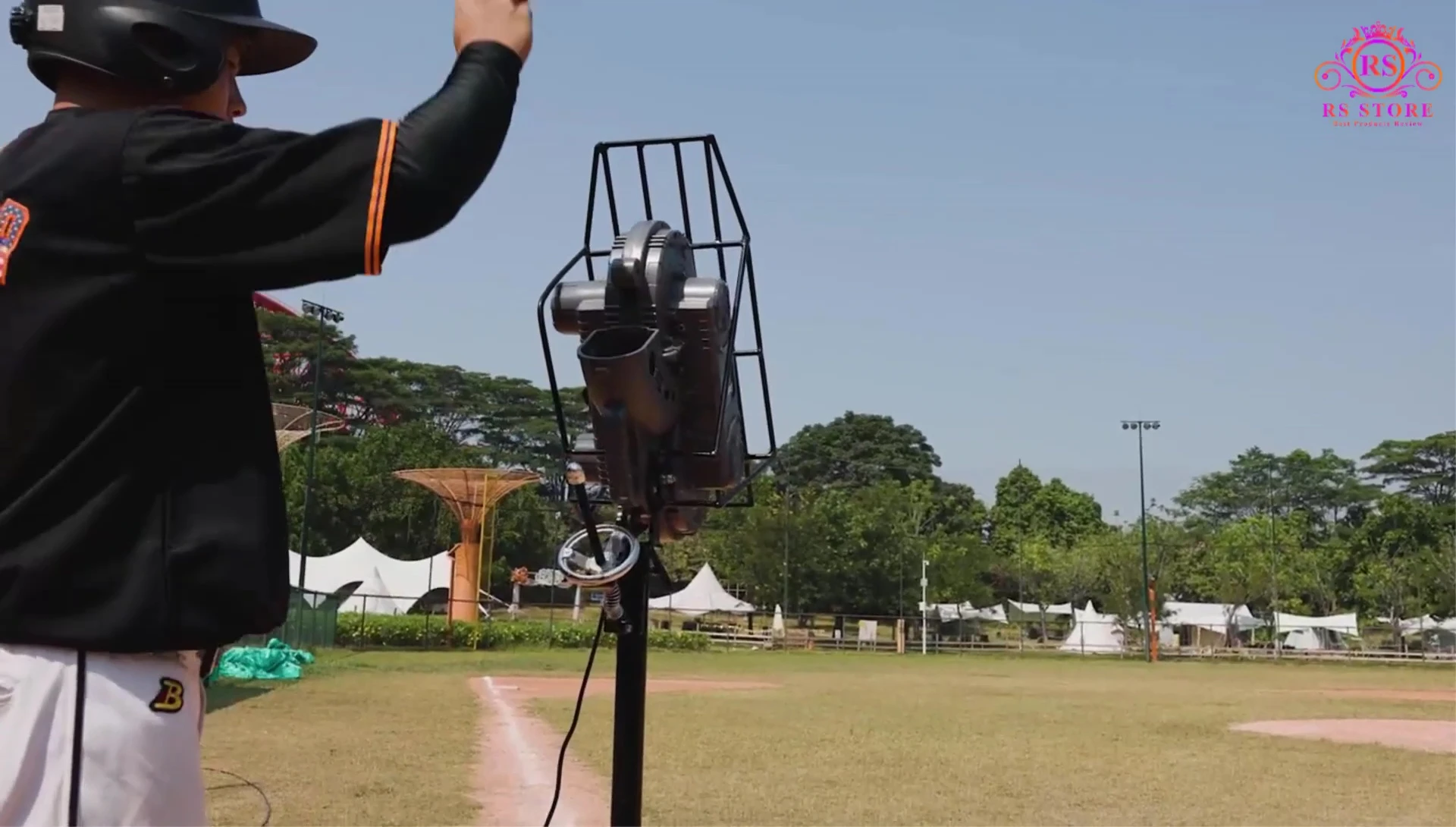 Furly Hong highlighting its sturdy tripod base