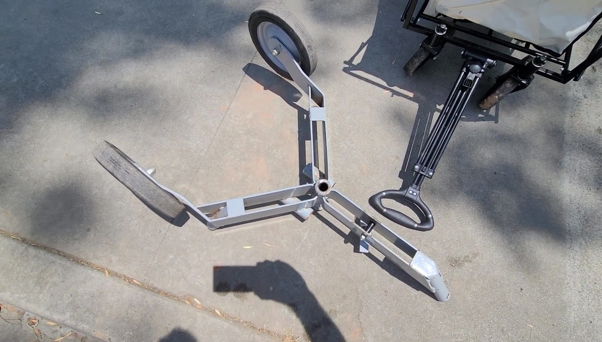 Close-up of the mechanism used to remove the Hack Attack from its base.