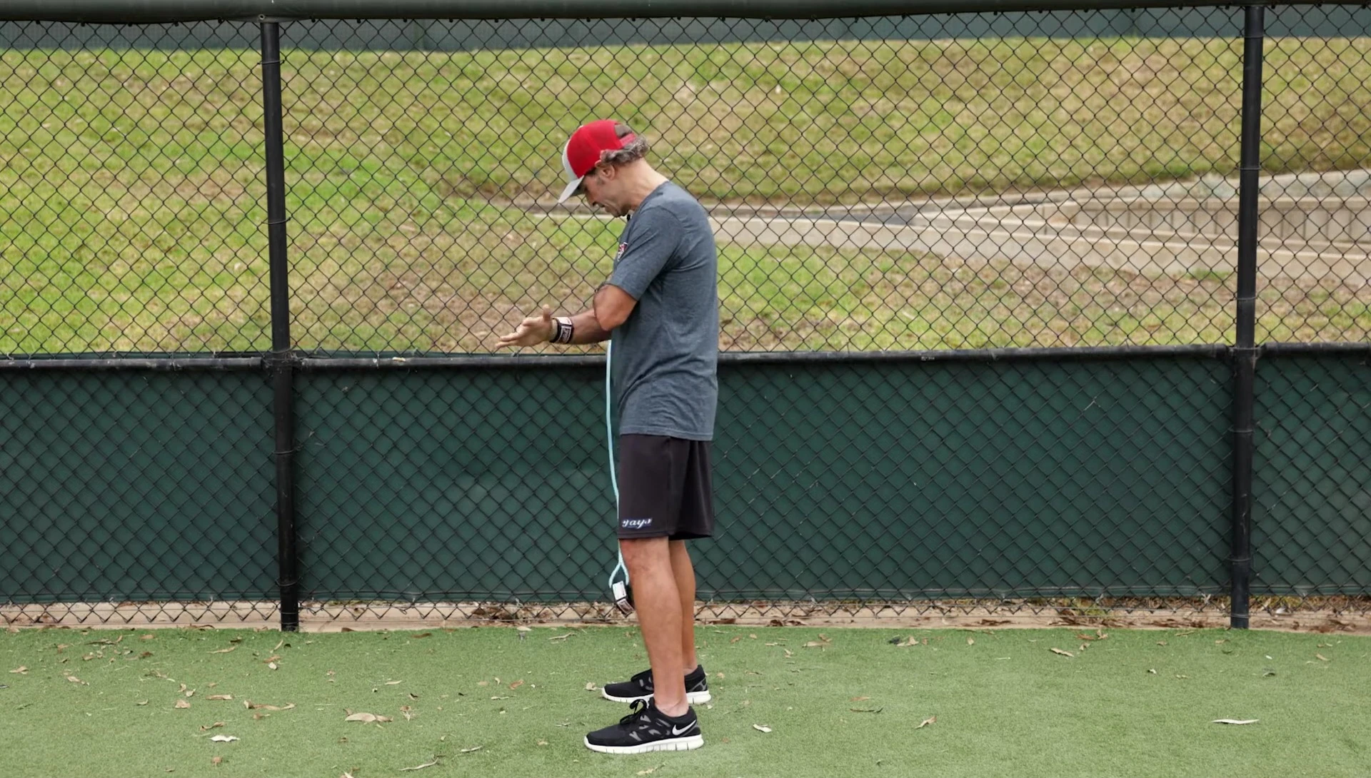 Instructor highlighting the body stability during the exercise