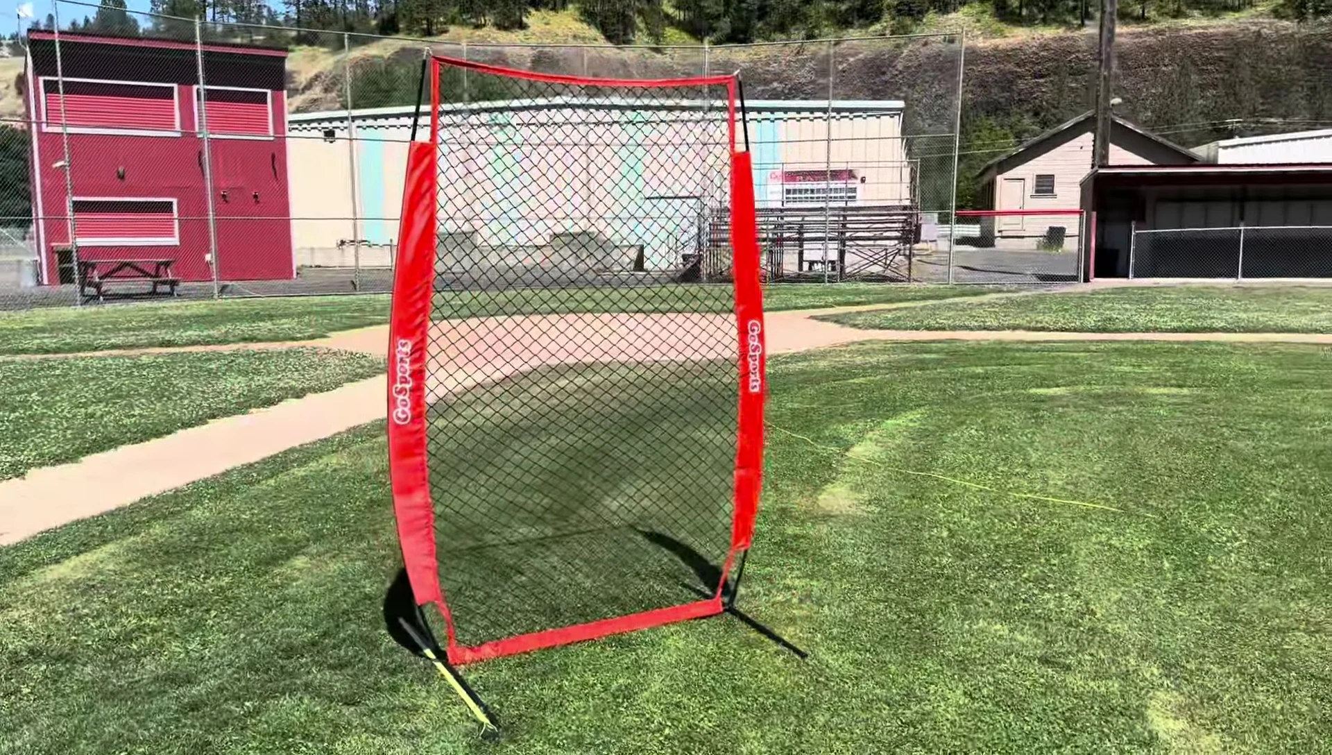 Close-up view of the assembled I-screen highlighting its dimensions and stability.