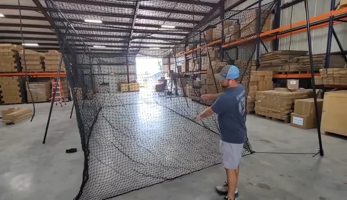  (Optional) Secure the frame using ground stakes for outdoor use. Attach ropes to the top of the frame, drive stakes into the ground, and then secure the ropes to the stakes.