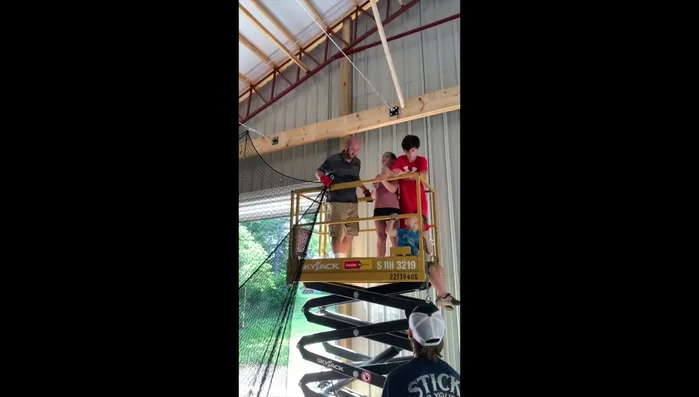 Hook the corners and attach each roller to the cable.